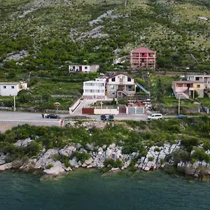 Lakefront House Penzion
