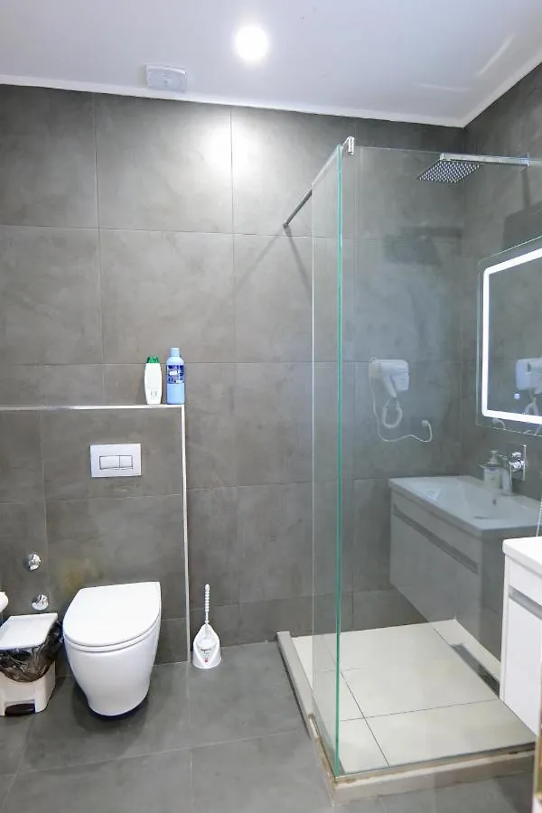 Отель Vila Celaj Влёра 3*,